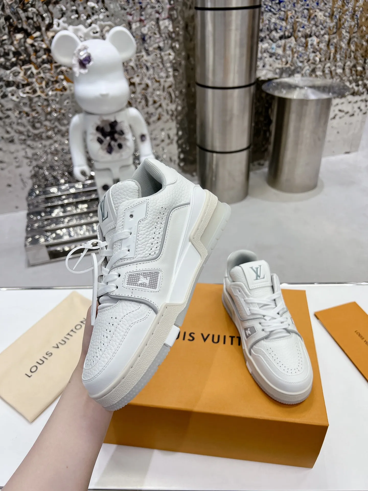👟👟Ex-factory price 840👟👟 LV top version 2023 new model. Purchasing quality LV~Louis Vuitton Lv TRAINER's best-looking sneakers, Donkey Brand strongly recommends new products, official website limited edition retro basketball sneakers! Both high-cut and low-cut products cost money to purchase an accurate 1:1 replica of the original version. The details are invincible and full of sincerity. The imported and customized original cowhide leather is the same as the original version. The details are 100% restored. The private model customizes the original one-piece T👟👟 ex-factory price U outsole. It is different from other brands. Without the original version, this effect cannot be achieved!    Men's and women's models 35-40 39-45 (45 and 46 are customized and cannot be returned or exchanged)
